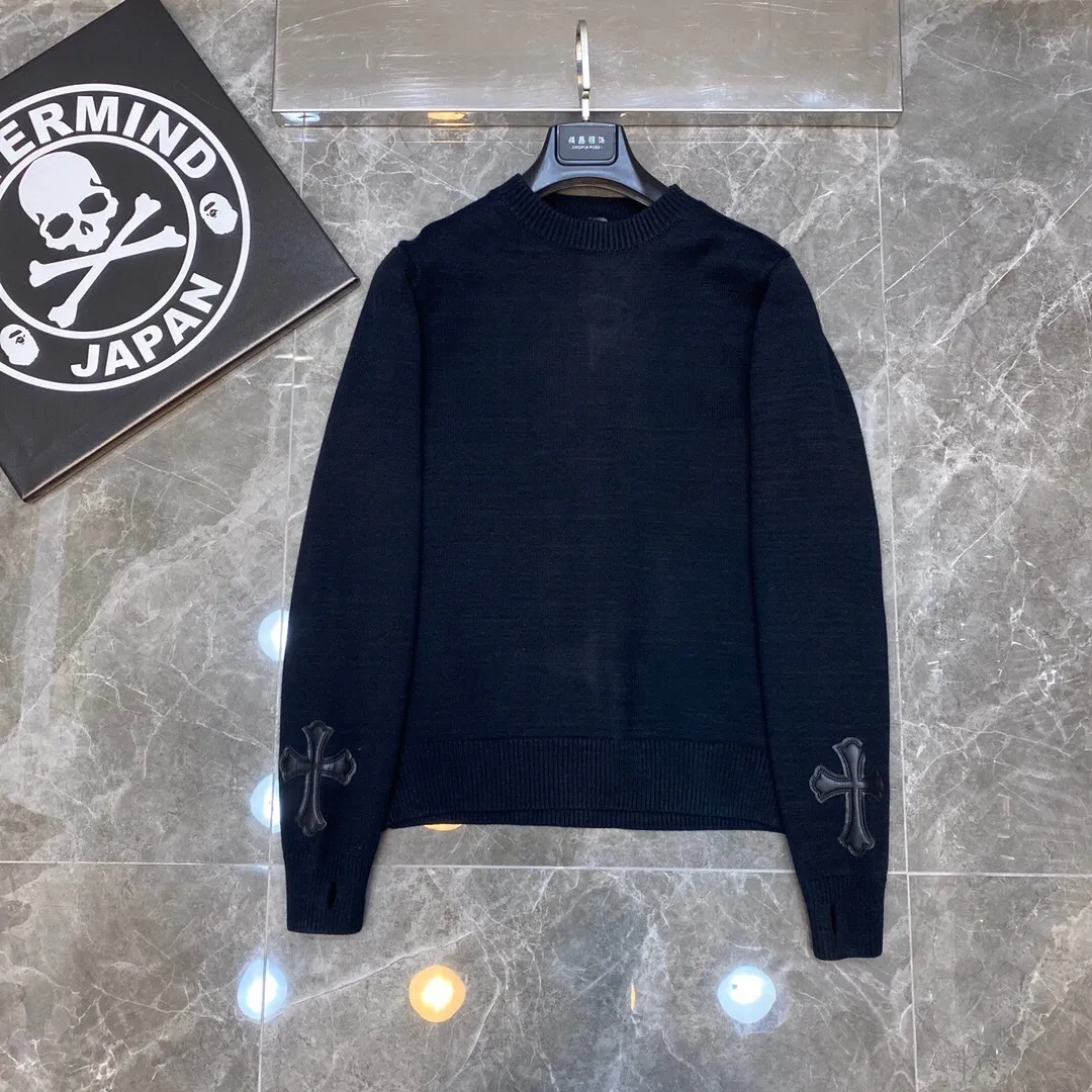 P236 Chrome Hearts 🍁Autumn and winter sweater series🍁 Three-dimensional jacquard on the back ➕ Leather opening process on the cuffs Selected high-quality wool blended knitted fabric Non-common version on the market Recommended colors: black gray white green